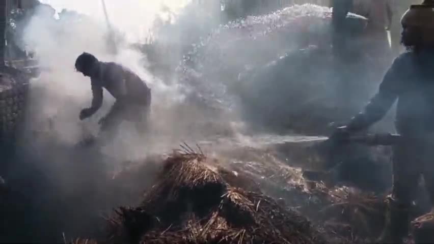 टुंडी : बरवाटाँड़ गाँव में गणेश महतो समेत कई किसानों का खलिहान में रखे धान एवं बिचली जल कर हुआ राख