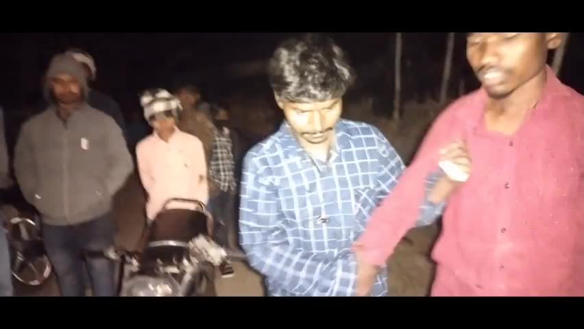 गारू:- थाना क्षेत्र के कोटाम में सड़क दुर्घटना में एक युवक घायल सड़क में खड़ी ट्रॉली से टकराया TVS बाइक
