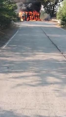 satvas ke bahar National Highway Indore road teesra mil ke pass tyre footane se bigada santulan gadi ka