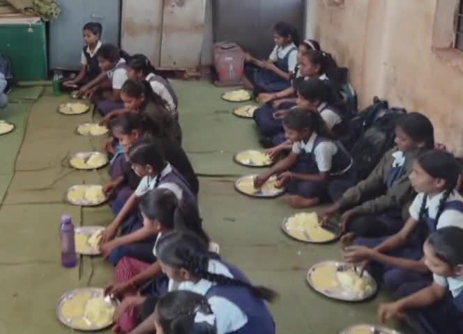 मध्यान भोजन खाने से कतरा रहे विद्यार्थी, गुणवत्ता से हो रहा खिलवाड़