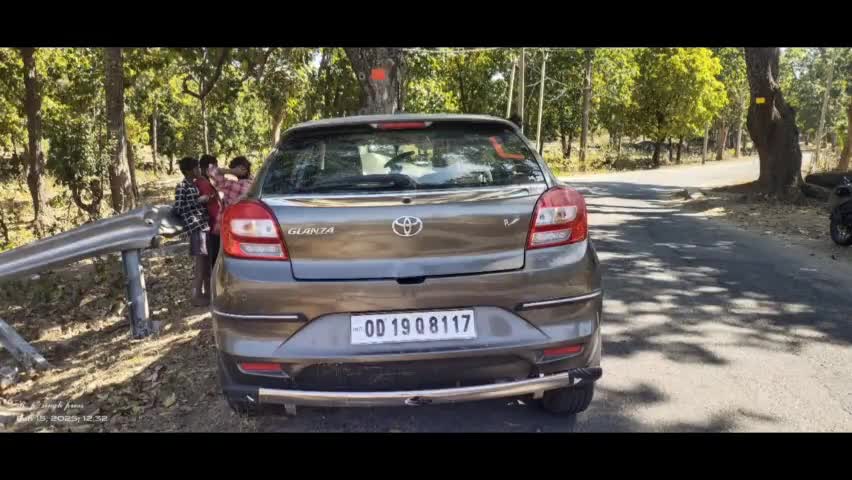 गारू, सड़क दुर्घटना में कार के उड़े परखच्चे, बाल बाल बच्चे लोग, जख्मी लोगों को गारू थाना प्रभारी ने इलाज के लिए भेजा