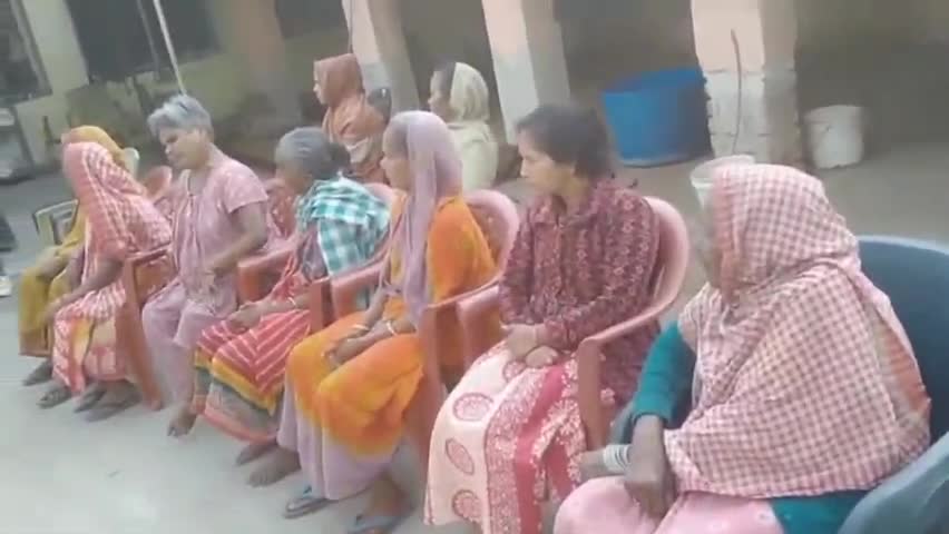 टुंडी : बिक्रम सिंह वीर ने लालमणि वृद्धाश्रम में बेसहारा बुजुर्गों संग मनाया जन्मदिन, बांटी खुशियाँ