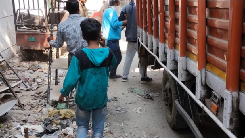 शाहदरा: दिल्ली नगर निगम की शाहदरा नॉर्थ जोन टीम ने वेलकम इलाके में अतिक्रमण हटाने का अभियान चलाया