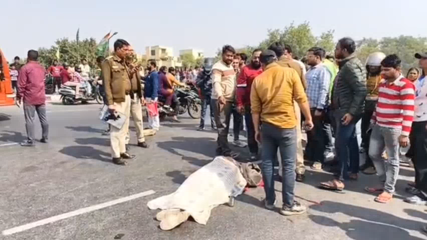 सीलमपुर: शास्त्री पार्क में तेज रफ्तार ट्रक ने बाइक में टक्कर मारी, एनडीएमसी महिला कर्मचारी की मौत