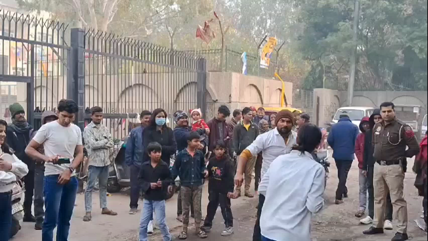 सीलमपुर: सोनिया विहार में पुलिस ने आशाए एक उम्मीद एनजीओ के साथ नशा जागरूकता कार्यक्रम आयोजित किया