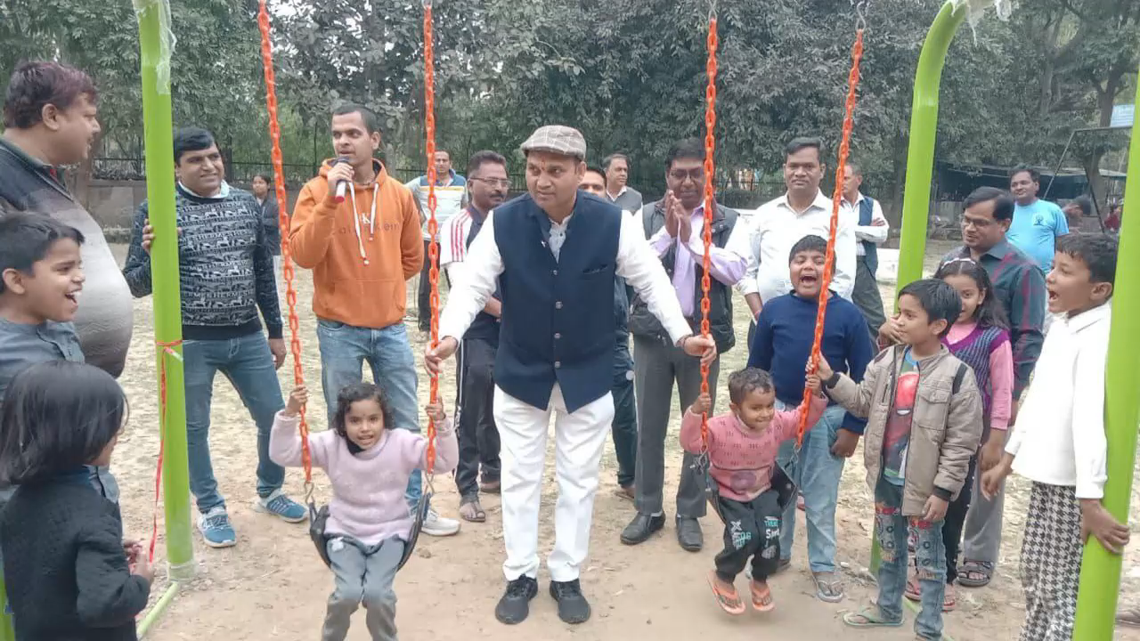 साकेत: विधायक अजय दत्त ने पुष्प विहार सेक्टर 3 में बच्चों के लिए नए झूले का किया उद्घाटन