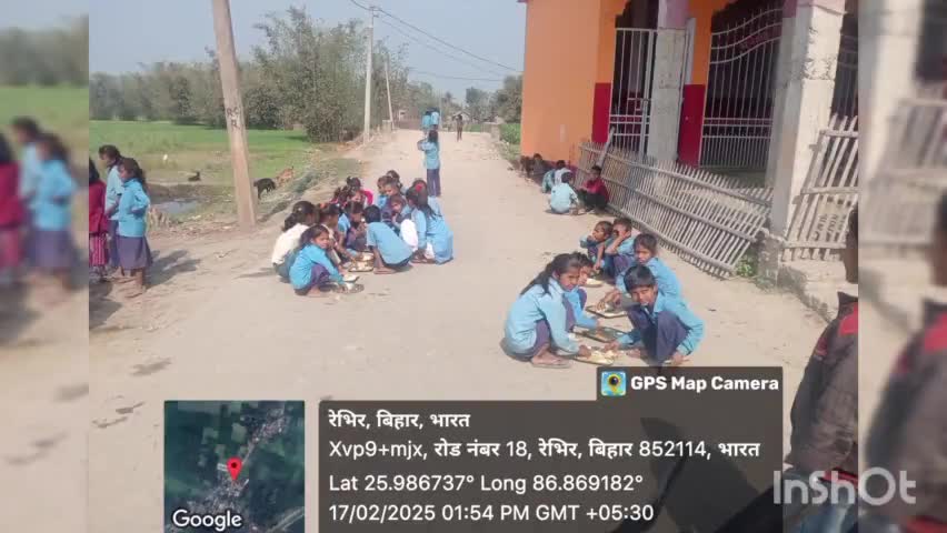 शंकरपुर रायभीर पंचायत में सरकारी स्कूल के बच्चे रोड पर बैठकर करते हैं भोजन/एक से आठ कक्षा तक पढ़ाई के लिए मात्र दो रुम