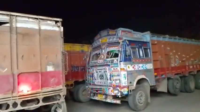 चान्दी चौक सड़क का दोनो लेन बालू लदे गाड़ीयों से जाम है,जिसका नजारा देखा जा सकता है।याता यात पुलिस की आता पता नहीं है।