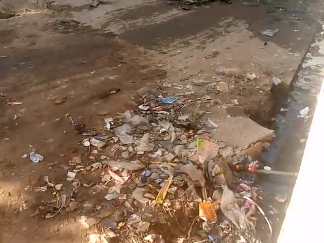 dugari men bajar mein gandgi aane jaane wale Rajgir pareshan ho rahe sarpanch se kahane per bhi kuchh nahin bolata Hai d