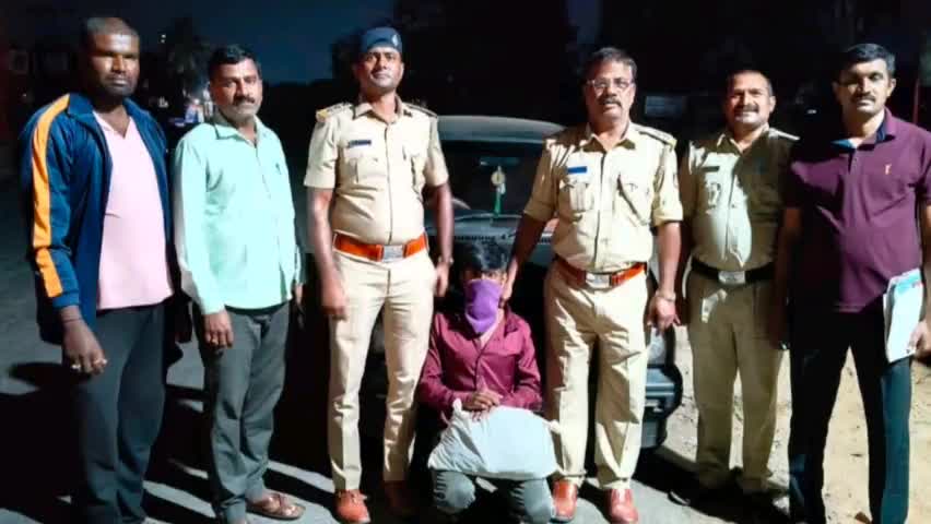 ಪಾಂಡವಪುರ: ಪಟ್ಟಣದ ಹರವು ಗ್ರಾಮದ ಬಳಿ ಕಾರಿನಲ್ಲಿ ಅಕ್ರಮವಾಗಿ ಗಾಂಜಾ ಸಾಗಾಣೆ ಮಾಡುತ್ತಿದ್ದ ಯುವಕನನ್ನು ಬಂಧಿಸಿದ ಅಬಕಾರರಿ ಪೊಲೀಸರು