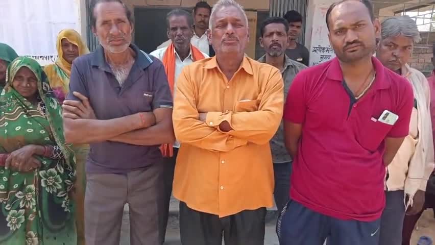ग्राम पंचायत बनेरा में रोजगार सहायक पर रिश्वत लेने के गलत आरोप लगाए हैं ग्रामीणों ने बताया कि दलालों के काम नहीं बन रहे