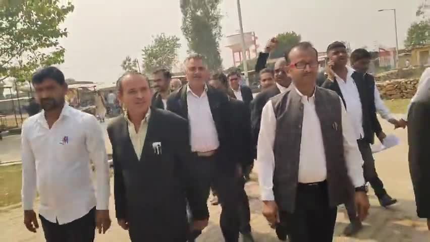 अधिवक्ताओं के अधिकारों का हनन किया जा रहा है नायब तहसीलदार मानिकपुर को सौंपा गया ज्ञापन Apna