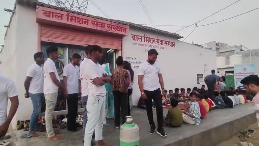 बाल मिशन सेवा संस्थान में बच्चों को भोजन कराया गया योगेश जी के जन्मदिन पर