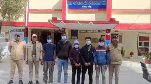 श्रीनगर: कीर्तिनगर: श्रीनगर में सरेआम सड़क पर हंगामा कर रहे 5 युवकों को पुलिस ने किया गिरफ्तार