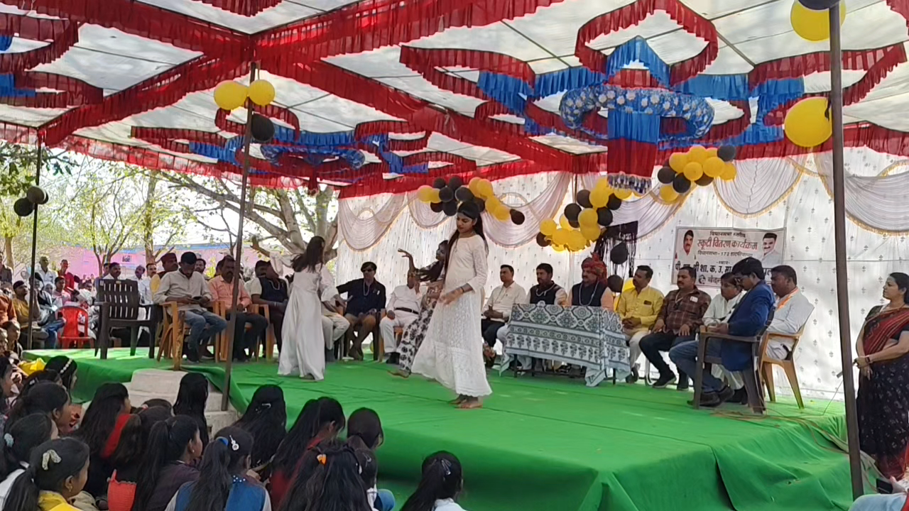 #मध्यप्रदेश_शासन द्वारा टापर छात्र छात्राओं को विधायक मनोज चौधरी के आतिथ्य में के.उ.मा.वि.मे स्कुटी कि गई वितरित