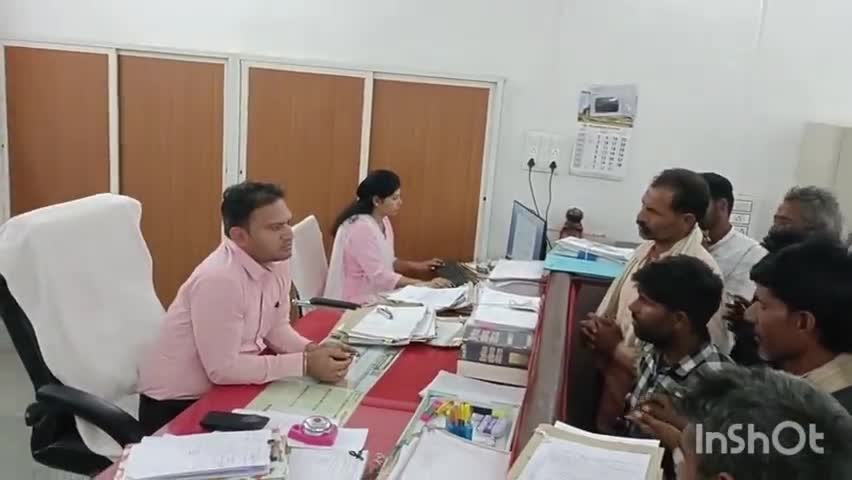 कमलपुराडांग के ग्रामीणो ने अपनी समस्याओ को लेकर चाचौड़ा SDM को सौंपा आवेदन,हाथ जोड़ मदद के लिए लगाई गुहार