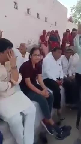 CLC सीकर के मालिक श्रवण जी जो बच्चों को शिक्षा देते है उनकी भाषा सुनिए और सोच देखिए
टीचर के दिल में इतनी नफरत