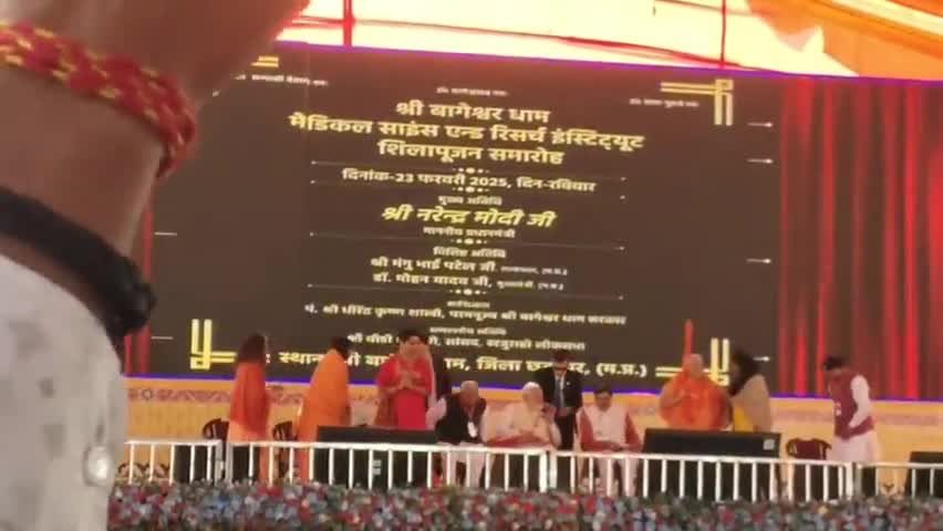 *प्रधानमंत्री श्री मोदी ने छतरपुर के गढ़ा गाँव में बागेश्वर धाम चिकित्सा एवं विज्ञान अनुसंधान संस्थान की आधारशिला रखी*

*