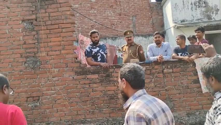खमरिया वार्ड नं 9 में खमरिया चौकी प्रभारी ने साबित कर दिए जिसका कब्जा उसका छत जिसका  कागज है वो कागज लेकर टहलता रहे