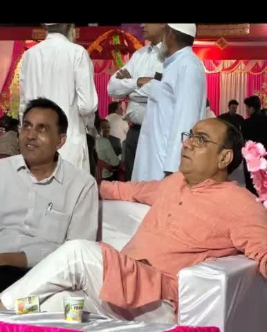 CLC के मालिक श्रवण जी ने अपने हेट स्पीच में कहा था कि वो मुसलमानों के शादी समारोह में नहीं जाते।
अब ये फोटो वायरल हो रही
