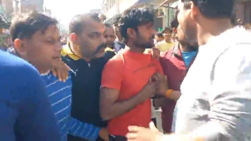 पिनाहट क़स्बा बाजार से महिला का आभूषणों से भरा हुआ पर्स लेकर भागे युवक को भीड़ ने दबोचा , पुलिस को सौपा.@#