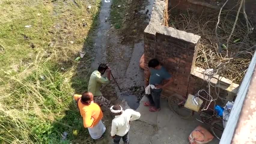 Nagar panchyat wazirganj ward no-6 men Dabangon ne sarkari naali ko torkr jabran band kiya
wazirganj