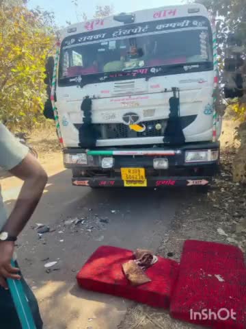 पोहरी तहसील के भैंसरावन के पास ट्रक ने बाइक सवार को मारी टक्कर पुलिस मौके पर पहुंची।