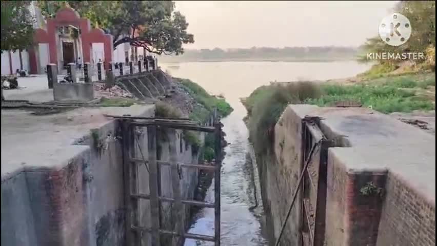 बक्सर: गंगा में विभिन्न जगहों पर नालो के गंदा पानी गिरने से स्नान करने वाले लोगो को हो रही परेशानी सुबह में परेशानी #jansamasya