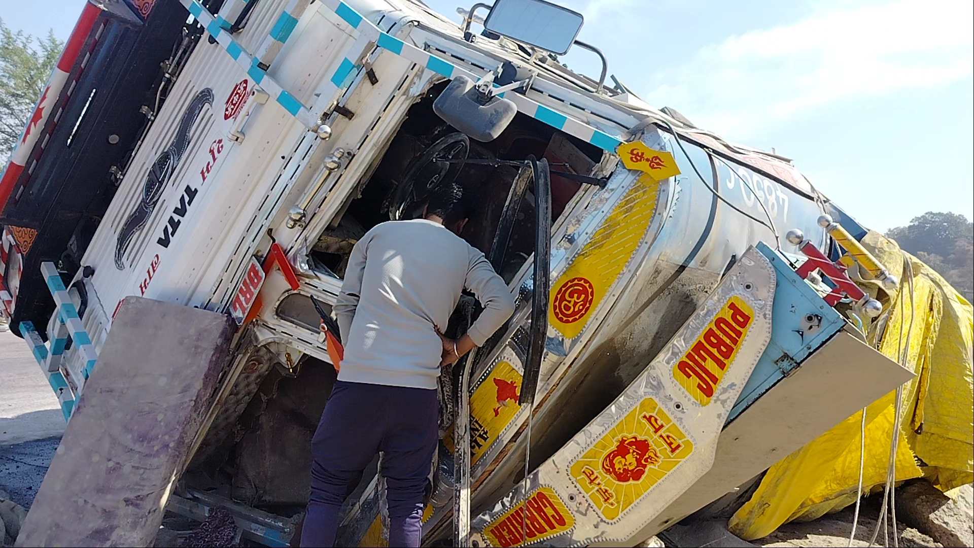 sidhi se rewa jarahi truck ki jordar takkar se chalak dal gammvheer