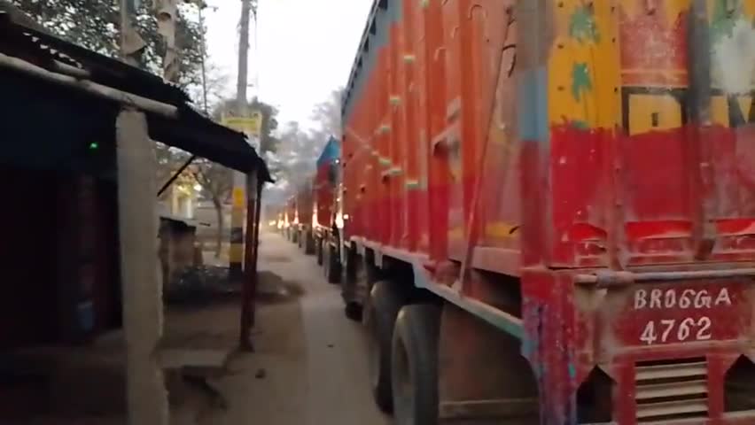 आए दिन चान्दी चौक सड़क का दोनों लेन बालू लदे गाड़ीयों से जाम हो जा रहा है।पैदल यात्रीयों को भी आने जाने में दिक्कत होती