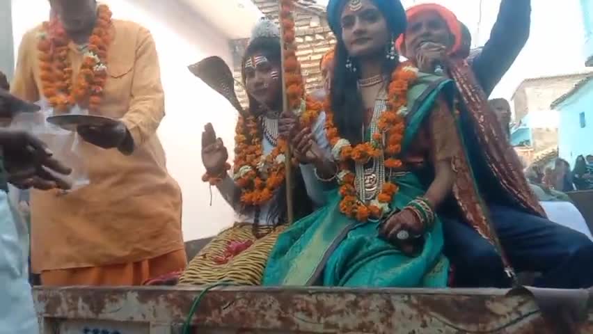 अकठौंहाँ: शिवरात्रि के अवसर धूम धाम के साथ #भोलेनाथ #शिव_शंकर जी की #बारात निकाली गई विशाल भंडारा का आयोजन किया गया