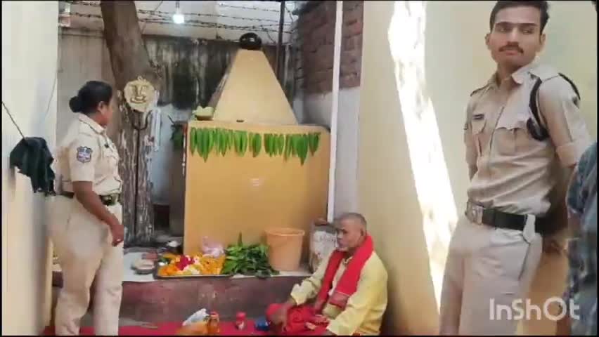 బెలా: ఆదిలాబాద్ వన్ టౌన్ పోలీస్ స్టేషన్ లో శివరాత్రి సందర్భంగా శివునికి పూజలు చేసిన పోలీస్ సిబ్బంది