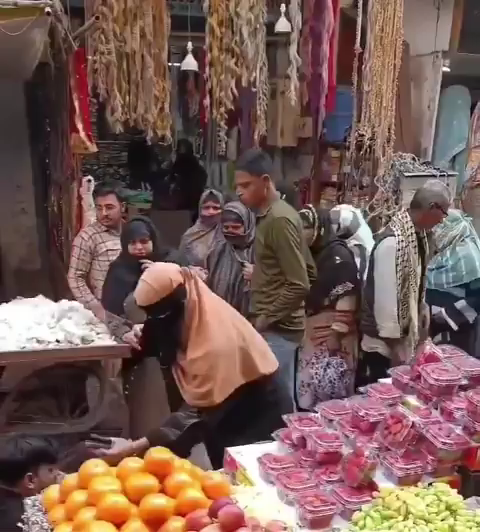 वायरल वीडियो कानपुर का बताया जा रहा है। जहाँ छेड़छाड़ से परेशान होकर एक महिला ने एक युवक कि सरेआम धुनाई कर दी #aamnews24
