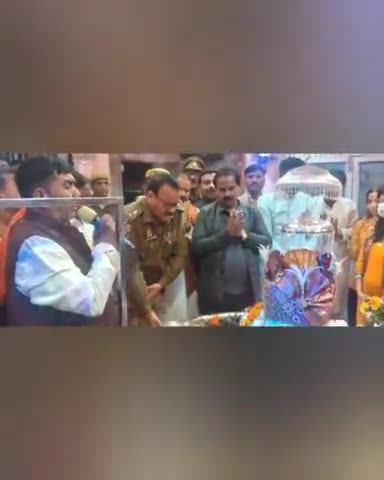 एटा एसएसपी श्याम नारायण सिंह ने महाशिवरात्रि पर देर शाम कैलाश मंदिर पहुंचकर मंगल आरती में लिया भाग.. #etah #etahpolice