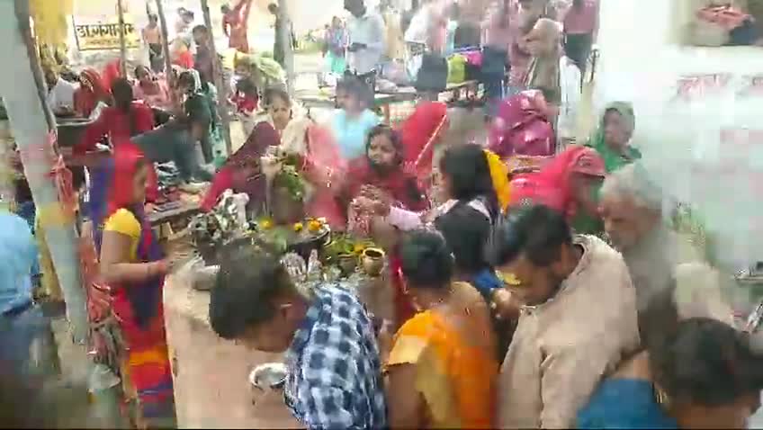 #ऊंचाहार महाशिवरात्रि पर भारी संख्या में श्रद्धालुओं ने गंगा स्नान कर शिवालयों में जलाभिषेक किया।प्रशासनिक अधिकारी अलर्ट