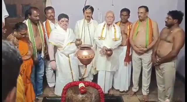 భీమదేవరపల్లి: వంగర గ్రామంలో మహాశివరాత్రి సందర్భంగా ప్రత్యేక పూజలు చేసిన రవాణా బీసీ సంక్షేమ శాఖ మంత్రి పొన్నం ప్రభాకర్