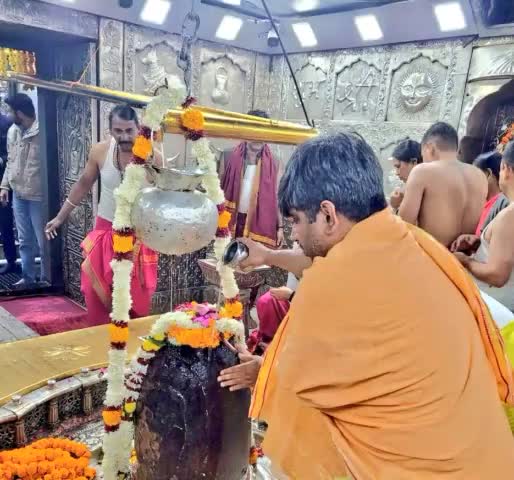 शिव और सत्य एक ही है, आज दुष्टों के संहार के देवता आदियोगी शिव का दिन है।

      "महा शिवरात्रि की शुभकामनायें" 

#महाशिवरात्रि #Mahashivratri