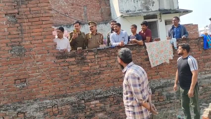 औराई क्षेत्र खमरिया पीपरतर कैथान वार्ड नं 9 में चौकी प्रभारी साहब की मौजूदगी में पीड़ित परिवार को काटने की दी धमकी