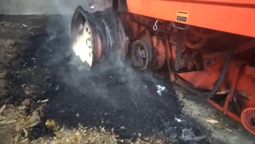 नौहट्टा थाना क्षेत्र के बनाही गांव में पुरानी रंजिश को लेकर अपराधियों ने रात्रि में  किया हार्वेस्टर को आग के  हवाले।