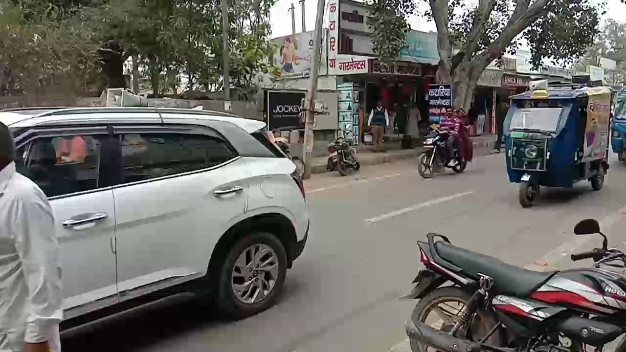 लोहारू: लोहारू में चेयरमैन प्रत्याशी देवी सिंह सोनी ने रोड रोलर के साथ किया रोड शो#Devi singh soni