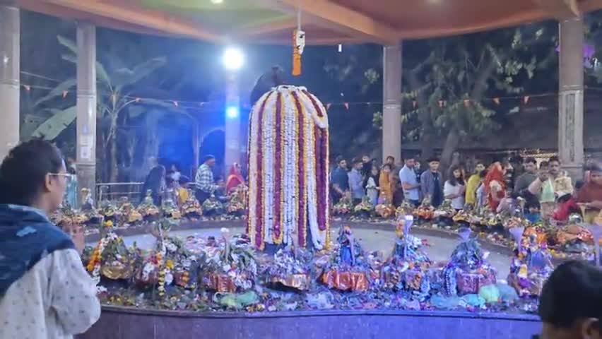 शिवपुरी धाम में 525 शिवलिंग पर दुग्ध और जलाभिषेक कर भोलेनाथ🔱 का आशीर्वाद लिया मनोहारी दृश्य भक्तों की आस्था, सेवा भाव देश मन आनंदित हो गया
कुछ झलकियां आपके समक्ष प्रस्तुत है
#जय_भोले🚩
#mahashivratri