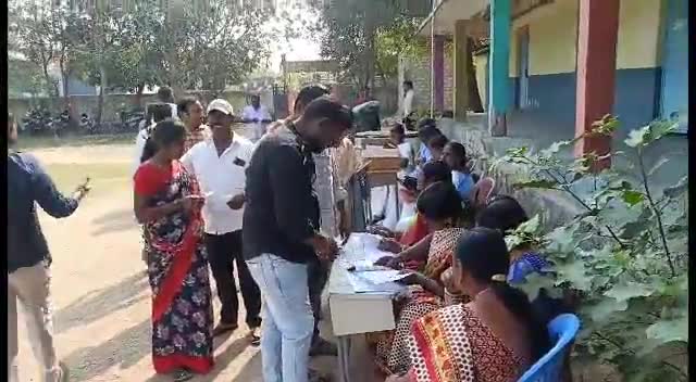 కమలాపూర్: మండల కేంద్రంలో రెండు సెంటర్లలో గ్రాడ్యుయేట్, టీచర్స్ ఎన్నికలు ప్రశాంత వాతావరణంలో ప్రారంభం