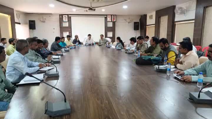 गुना -कलेक्टर श्री किशोर कुमार कन्याल द्वारा आज नगर पालिक राघौगढ़ में विभिन्न योजनाओं की समीक्षा की गई