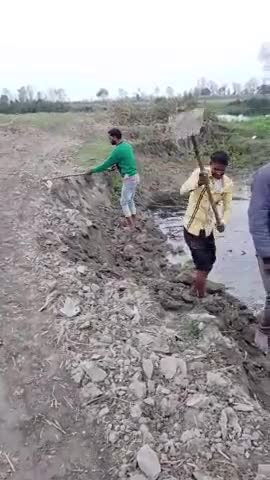 ग्राम बिजोरिया के प्रधान ने जेसीबी से एक किसान का खेत खुदवा डाला