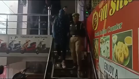 झाँसी आवास विकास चौराहा के पास एक स्पा सेंटर में पकड़ा सेक्स रेकेट 3 युवतियाँ 2 युवक हिरासत में सूत्रों की माने तो किसी 376 के आरोपी का सरक्षण प्राप्त था #jhansi #thejhansinews