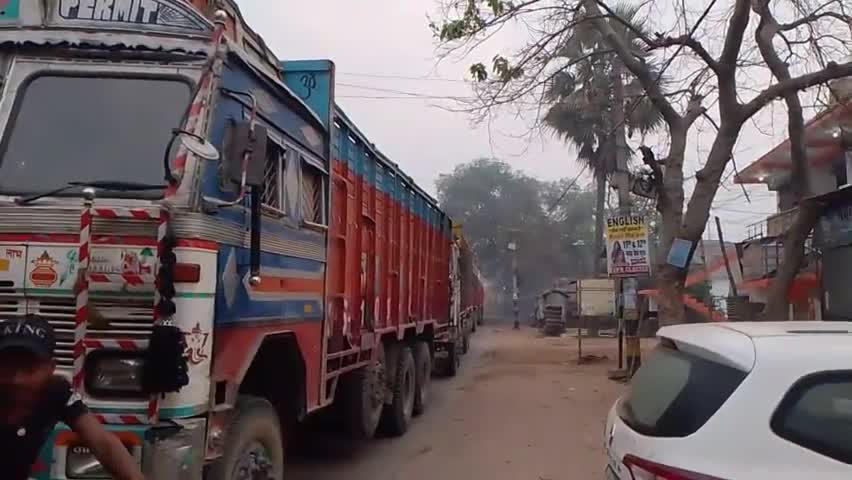 चान्दी चौक का सड़क प्रतिदिन जाम से जूझता है,स्कूली बच्चों और यात्रीयों को आने जाने में कठीनाई होती हैउक्त दृश्य को देखें