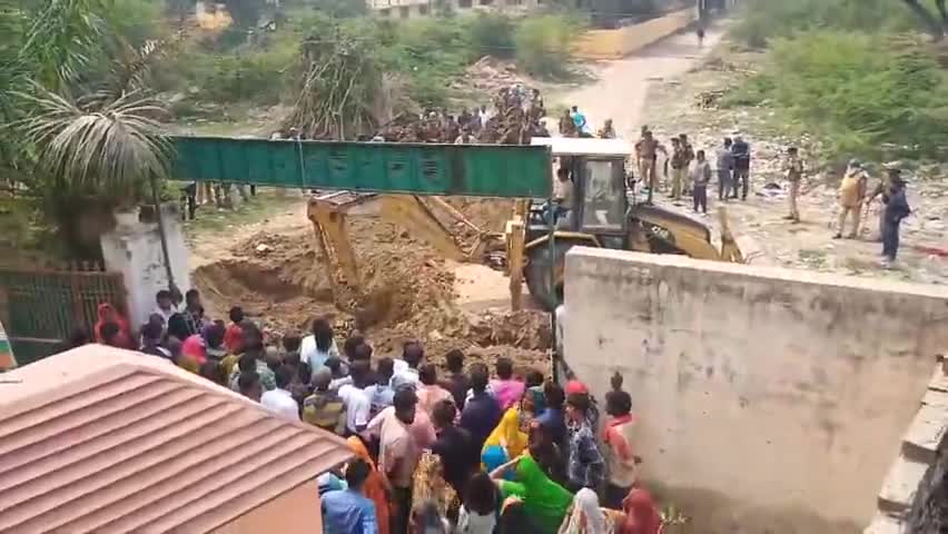 मोदी जी के संसदीय प्रदेश वाराणसी में हो रही जबरदस्ती
#jabardasti #varanasi #news #highlight #banaras #nearFCI #BLW