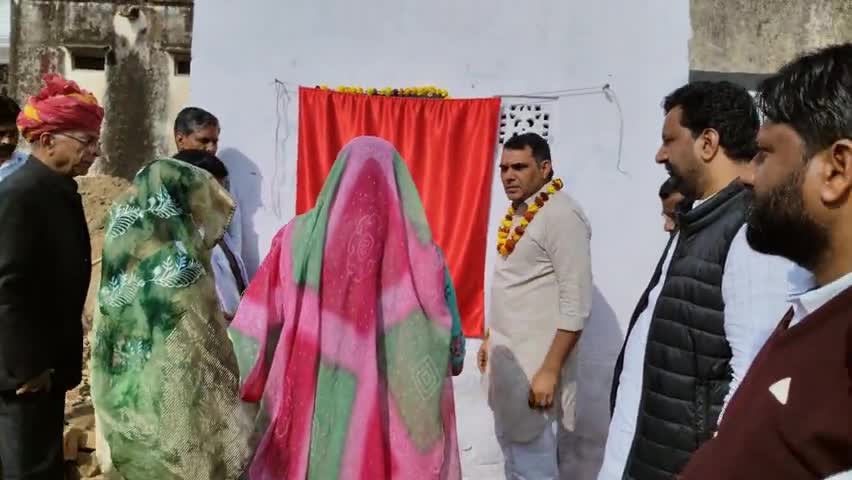 खंडेला विधानसभा के समर्थपुरा गांव में शहीद विजेंद्र सिंह शेखावत के स्मारक का विधायक सुभाष मील ने शिलान्यास किया।