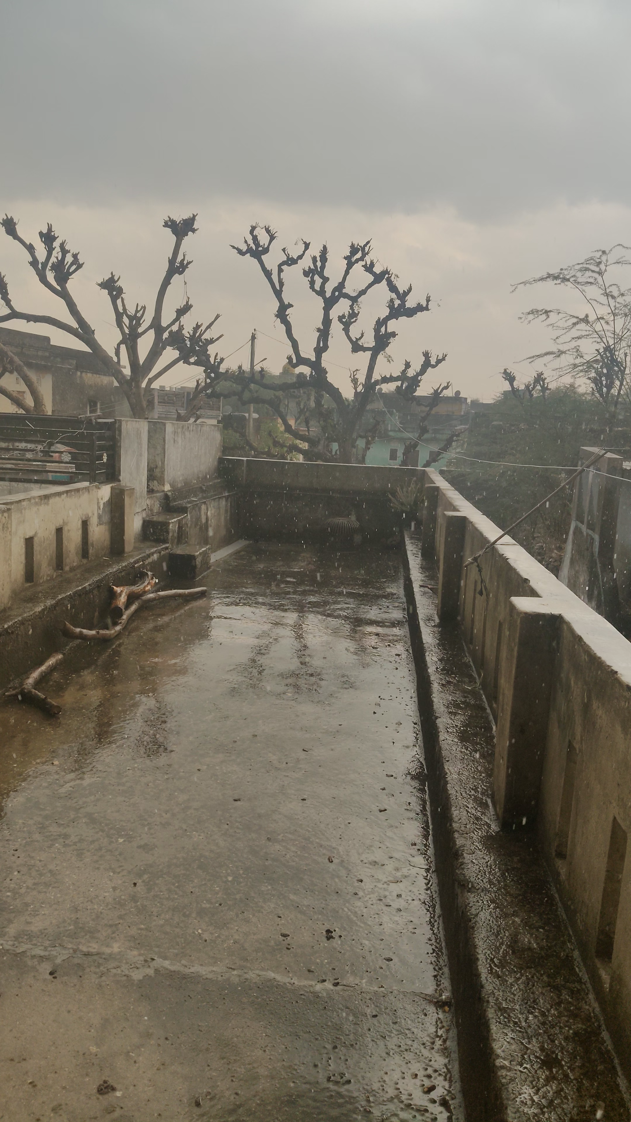 खंडेला में मूसलाधार बारिश हुई।