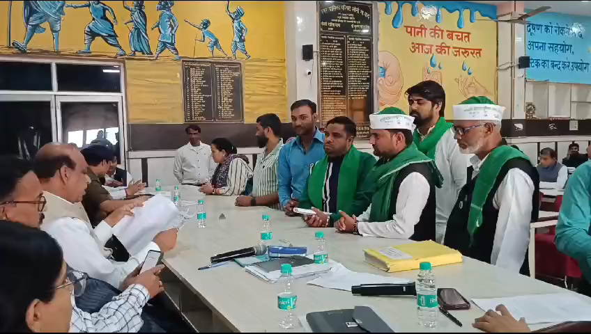 लोनी नगर पालिका में समाधान दिवस पर उच्च अधिकारियों ने सुनी शिकायतकर्ताओं की शिकायतें #लोनी